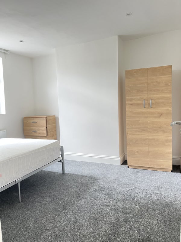 Room Watcombe Road in Greater London
