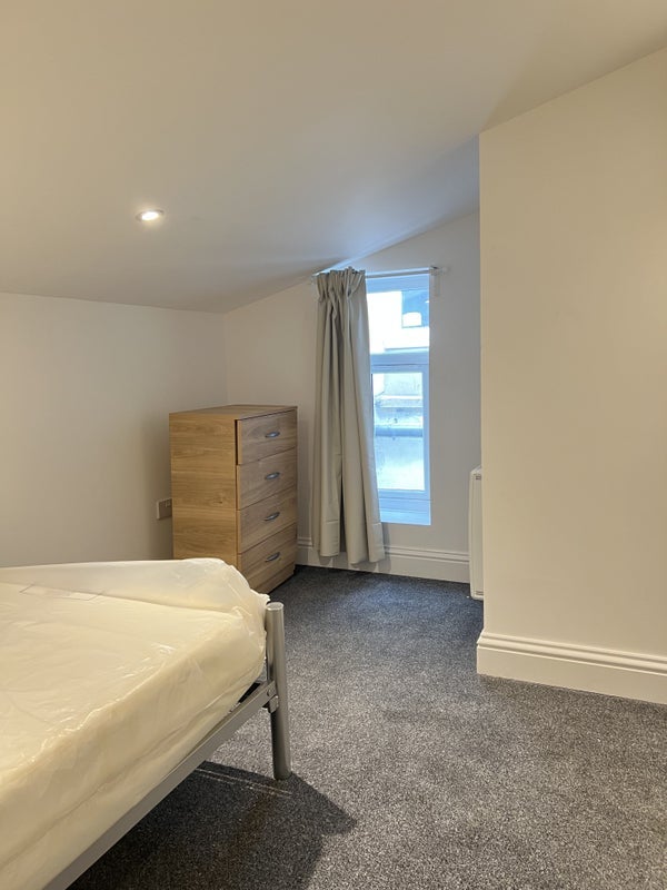 Room Watcombe Road in Greater London