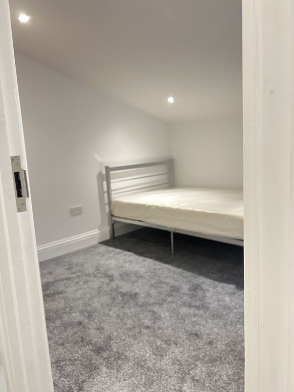 Room Watcombe Road in Greater London