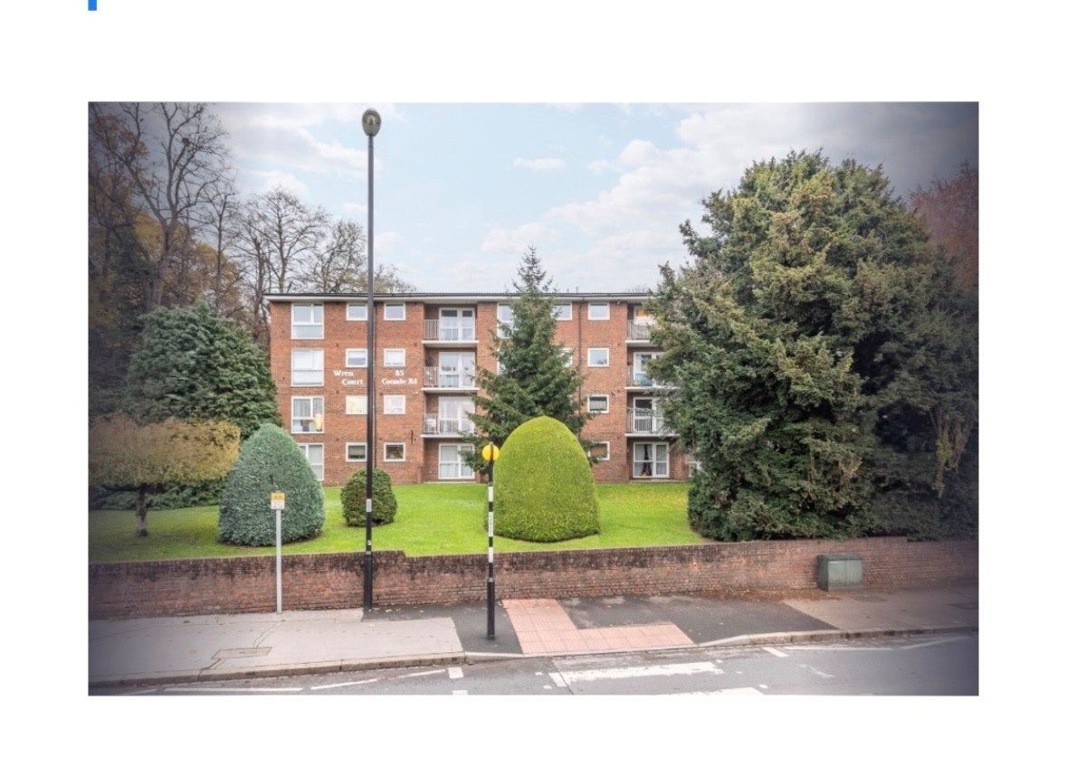 Flat Coombe Road in Greater London