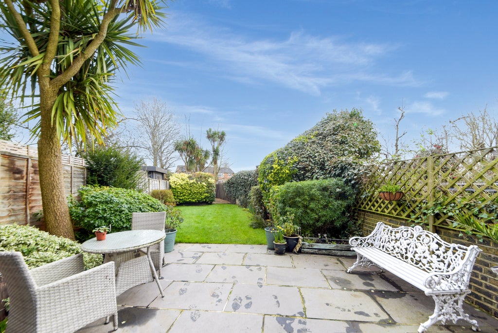 Flat Wimbledon Park Road in Greater London