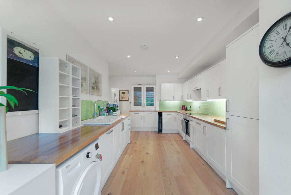 Flat Wimbledon Park Road in Greater London
