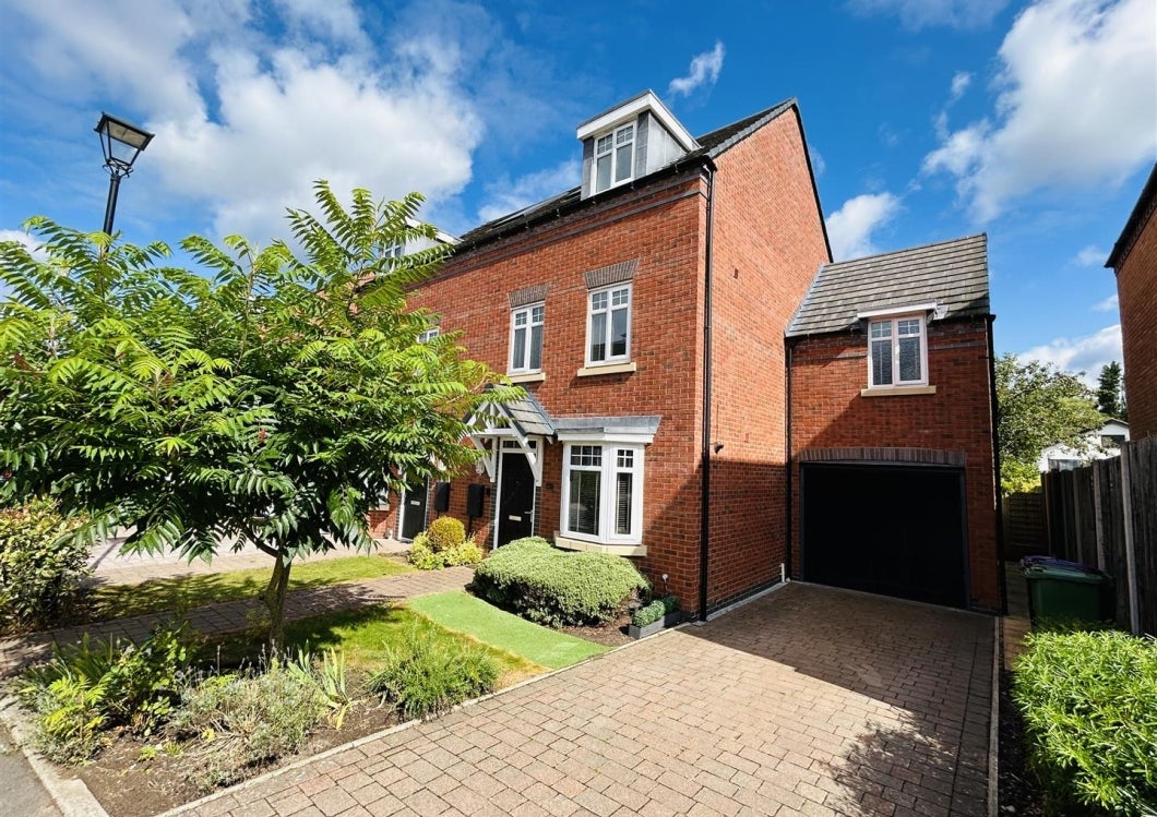 House Henry Fowler Drive in Wolverhampton