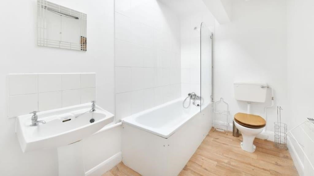 Flat Palmerston Road in Greater London