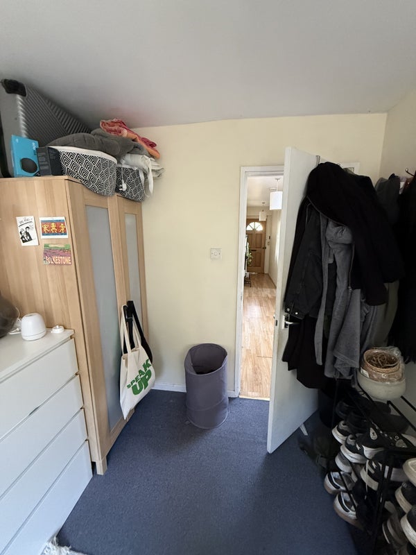 Room Oakhill Road in Greater London
