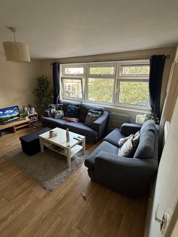 Room Oakhill Road in Greater London