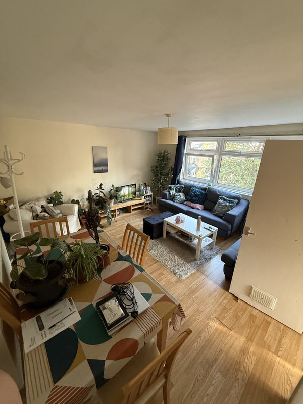Room Oakhill Road in Greater London