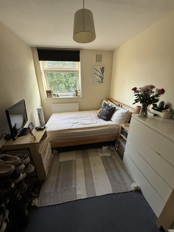 Room Oakhill Road in Greater London