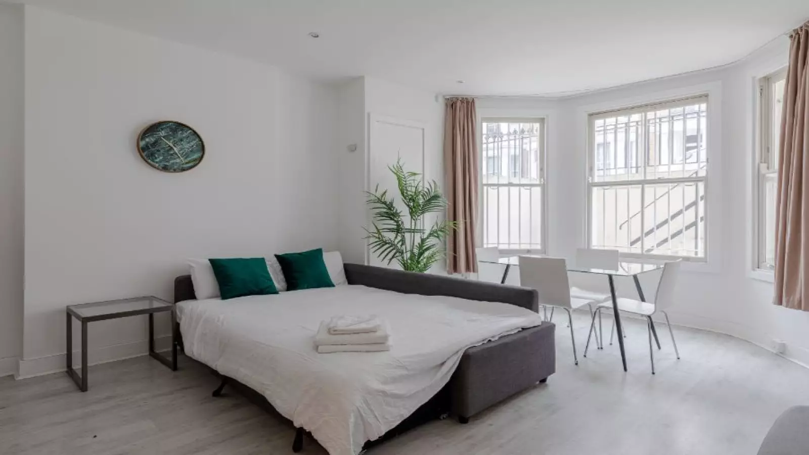 Flat Longridge Road in Greater London