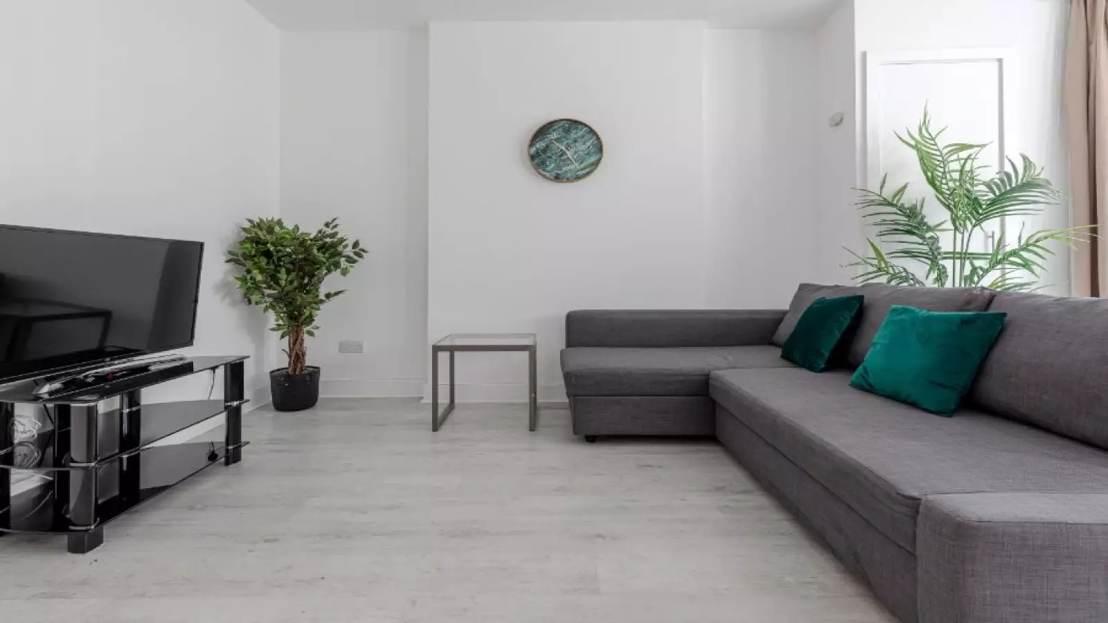 Flat Longridge Road in Greater London