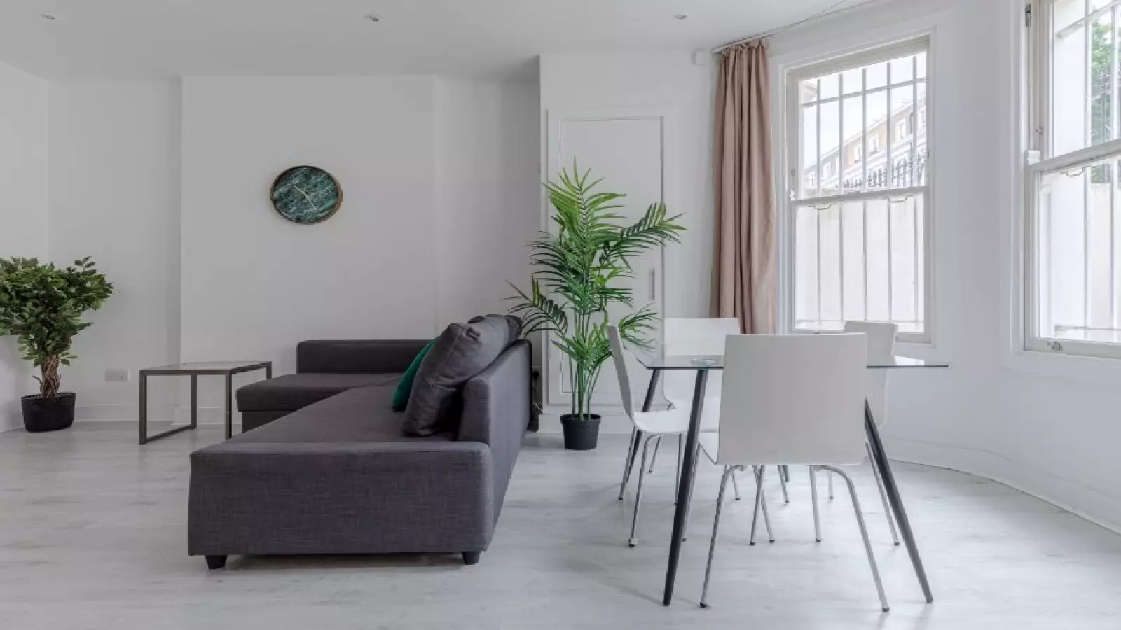 Flat Longridge Road in Greater London