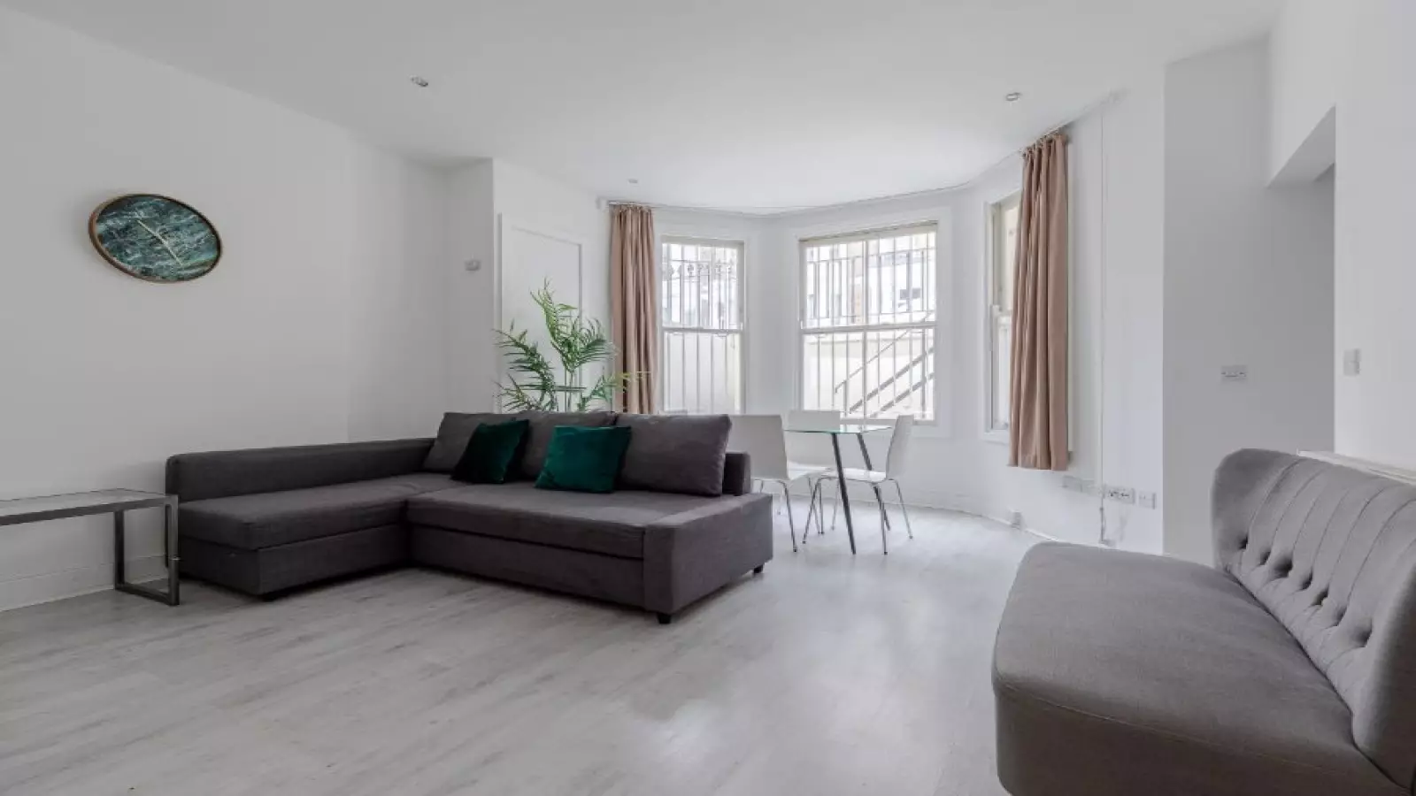 Flat Longridge Road in Greater London