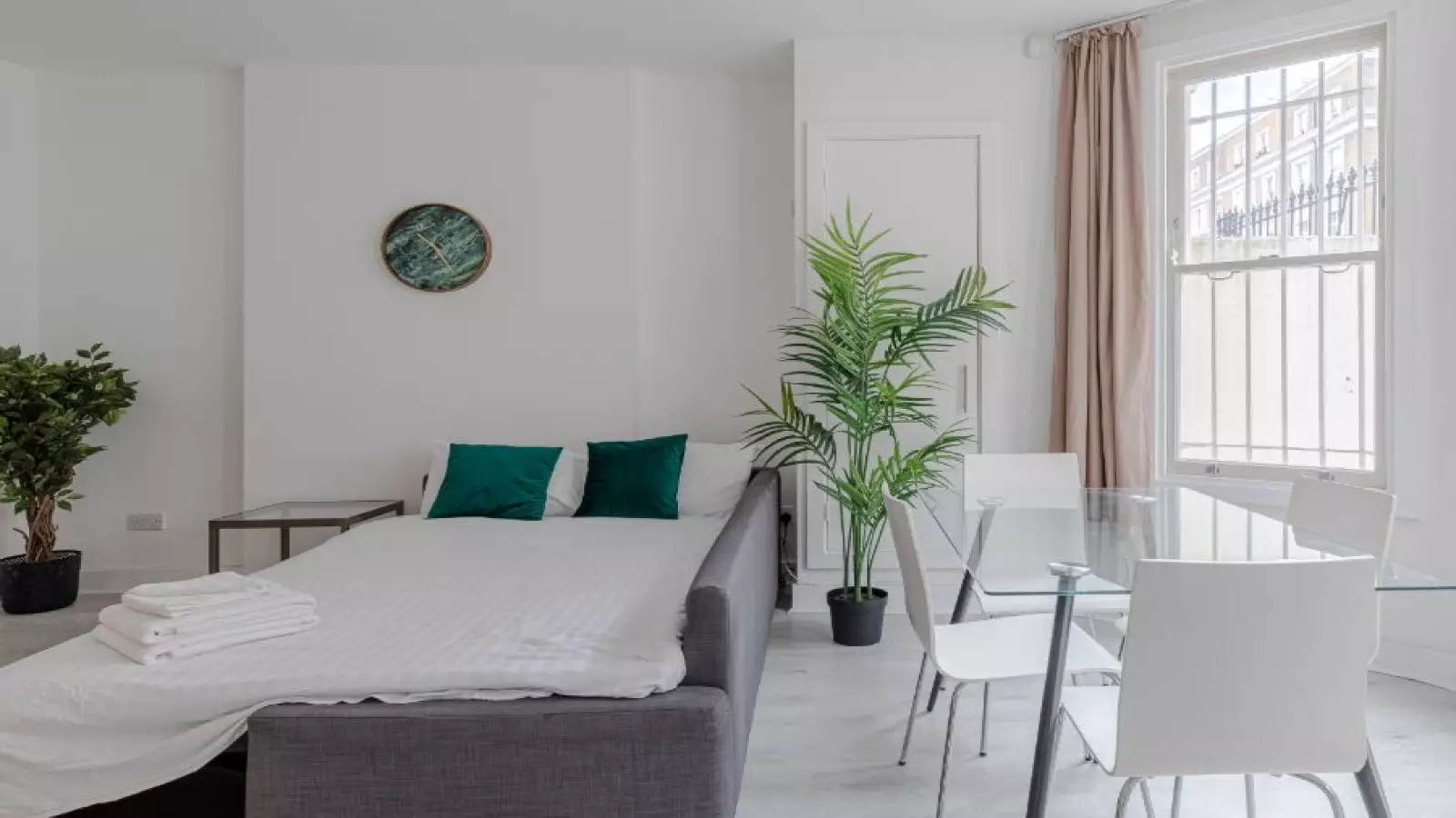 Flat Longridge Road in Greater London