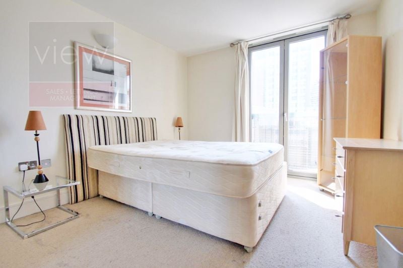 Flat Plumbers Row in Greater London