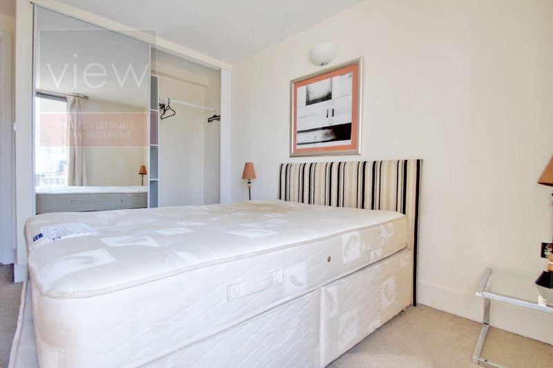 Flat Plumbers Row in Greater London