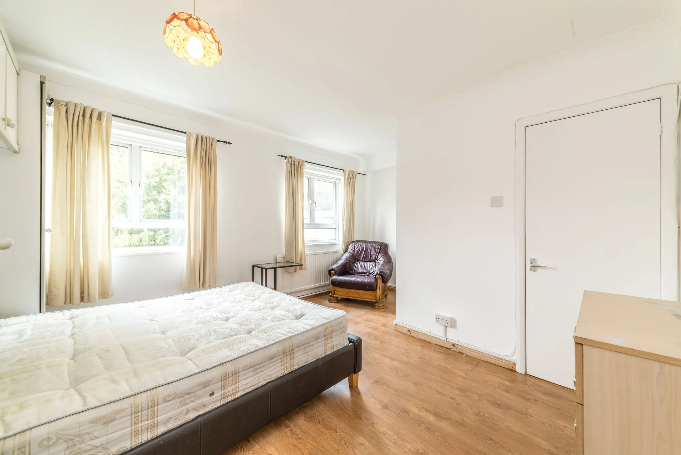 Flat Plender Street in Greater London
