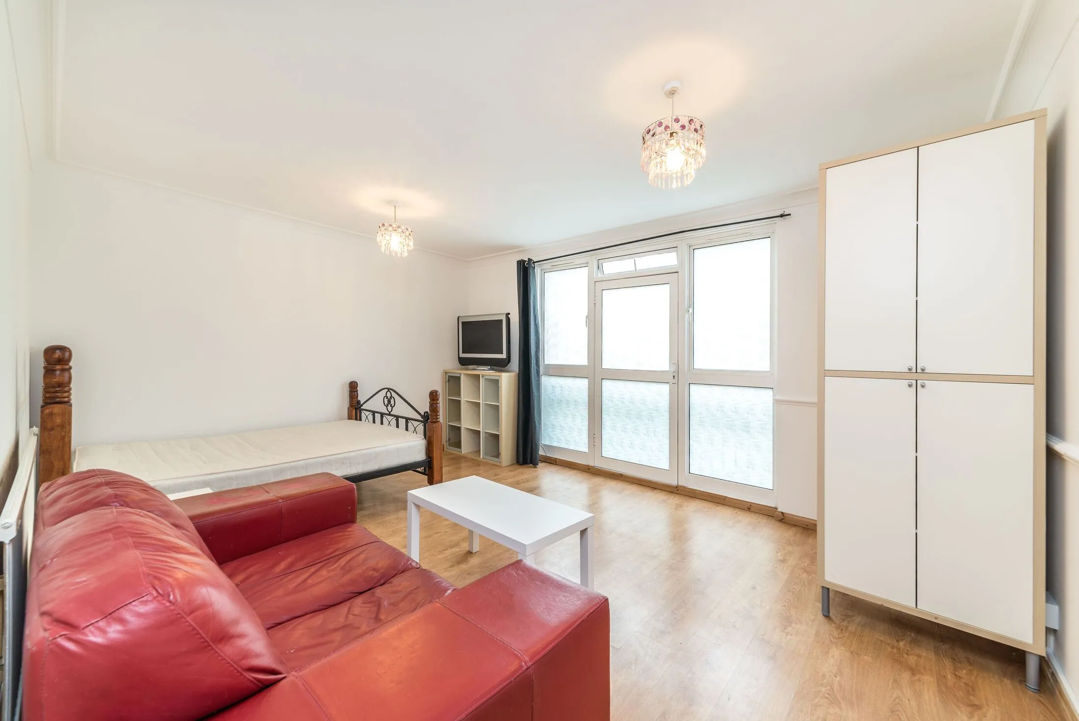 Flat Plender Street in Greater London