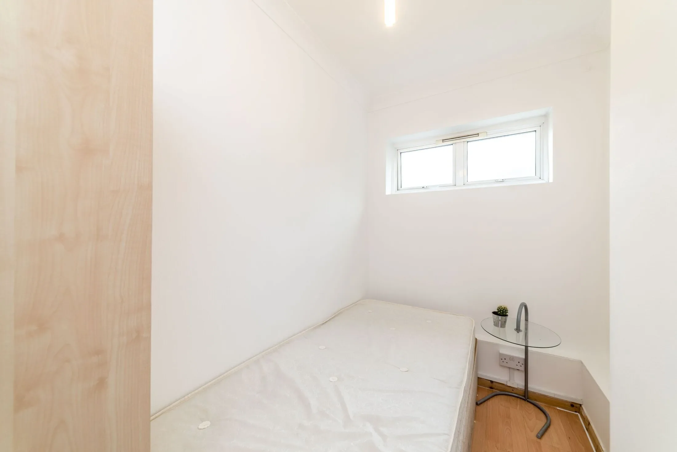 Flat Plender Street in Greater London
