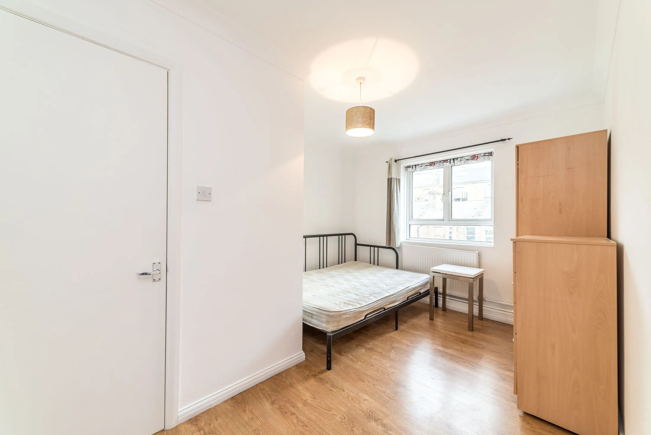 Flat Plender Street in Greater London