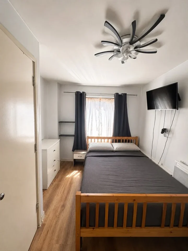 Room Cam Road in Greater London