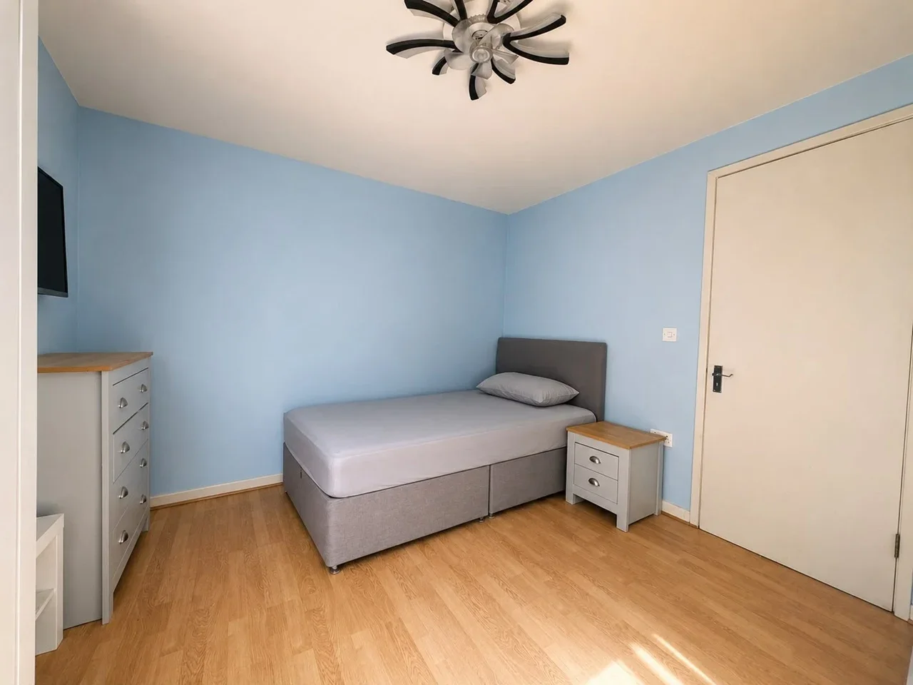 Room Cam Road in Greater London