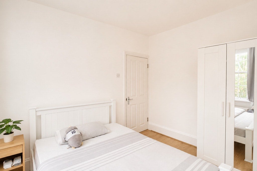 Room Pembury Road in Greater London