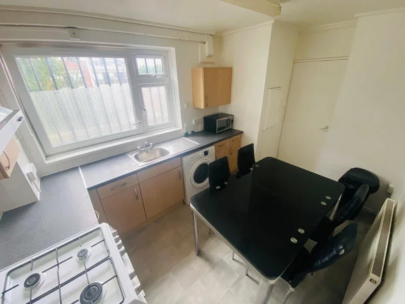 Room Bell Road in Greater London