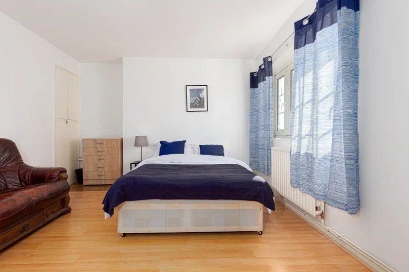 Room Bell Road in Greater London