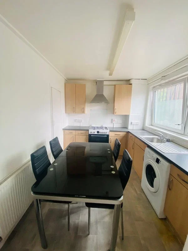 Room Bell Road in Greater London