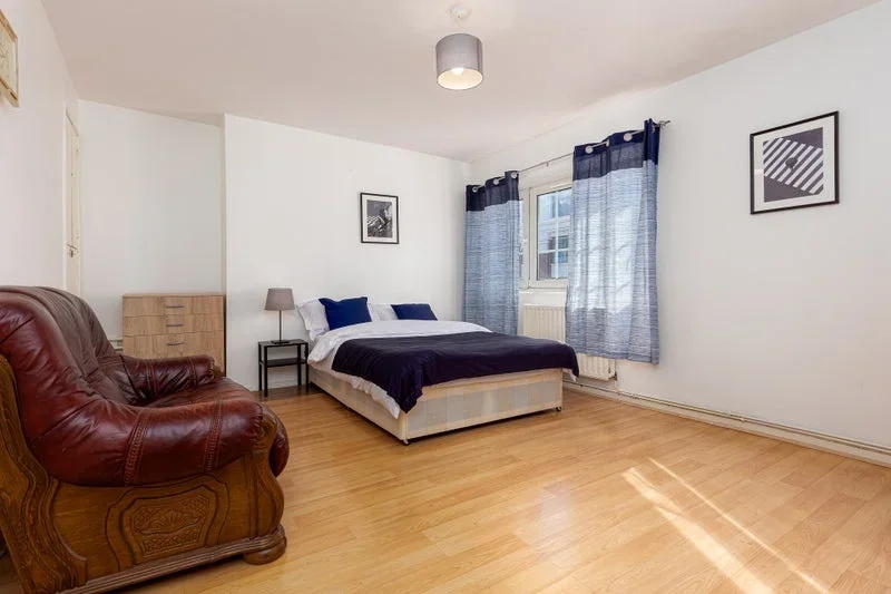 Room Bell Road in Greater London