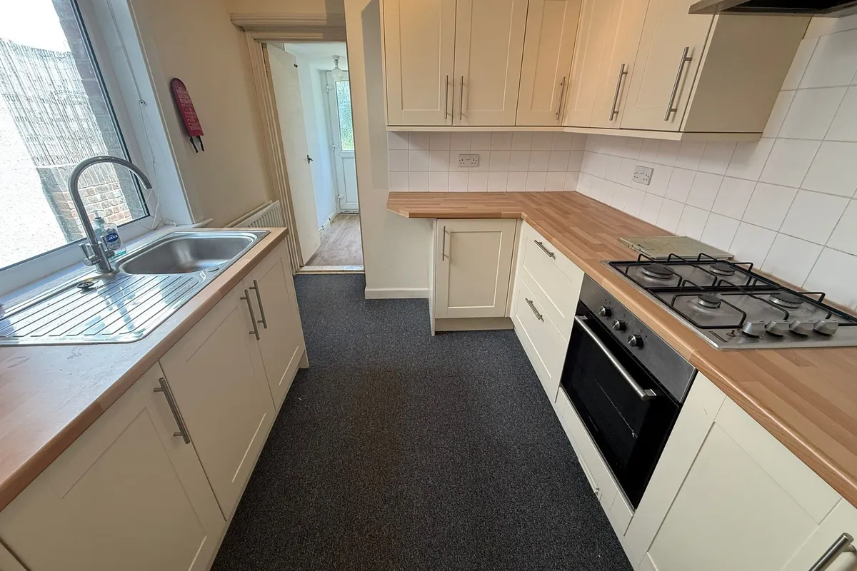 Room Avenue Road in Gosport