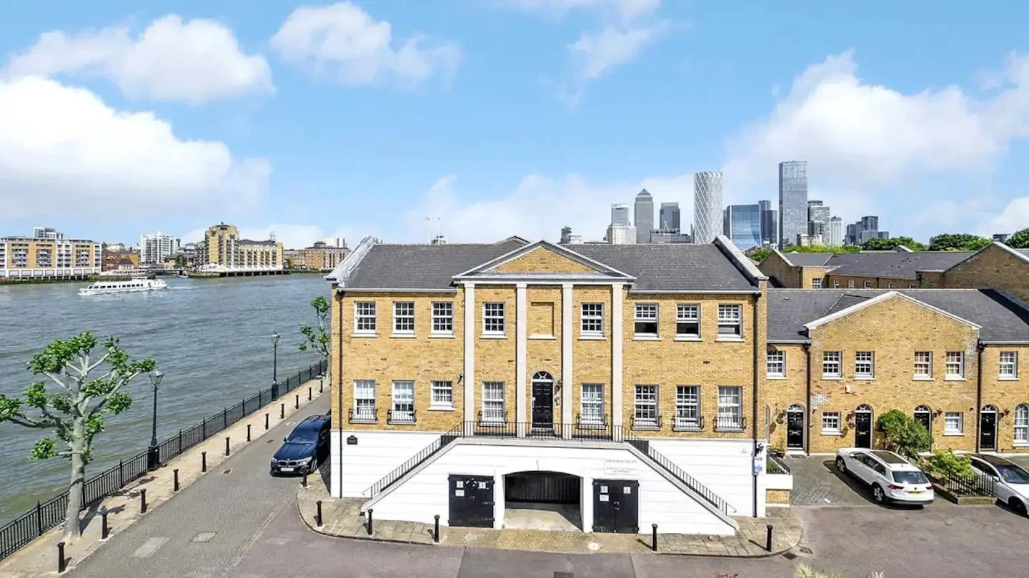 Flat Rotherhithe Street in Greater London