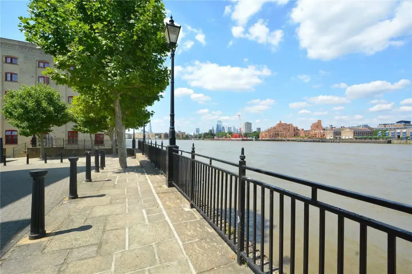 Flat Rotherhithe Street in Greater London
