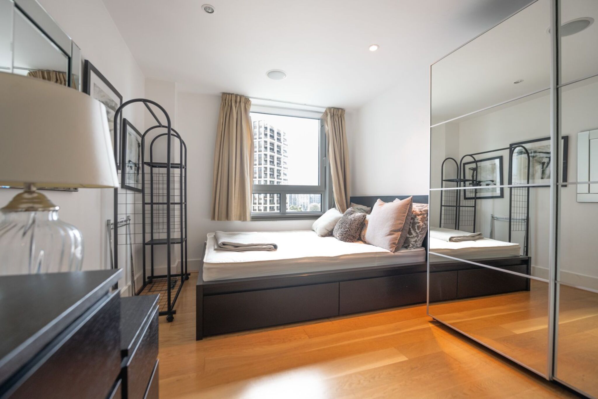 Flat Nine Elms Lane in Greater London