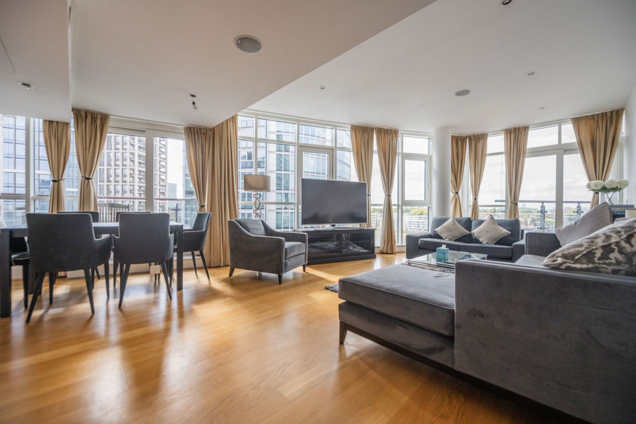 Flat Nine Elms Lane in Greater London