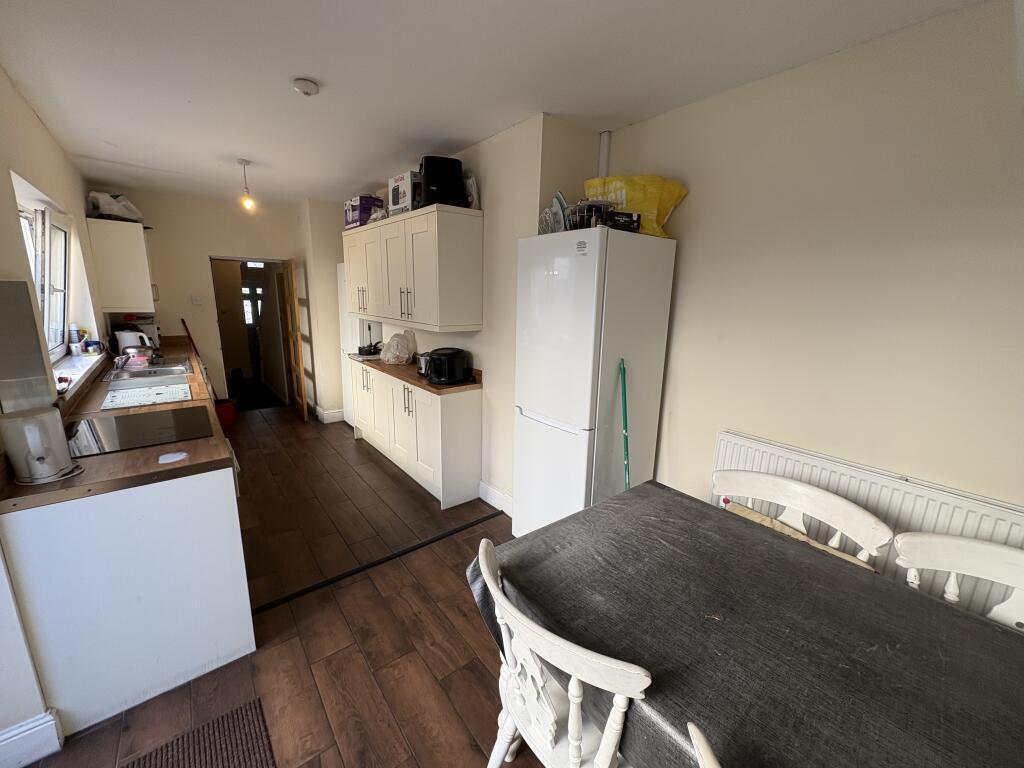 Room Porthkerry Road in Barry