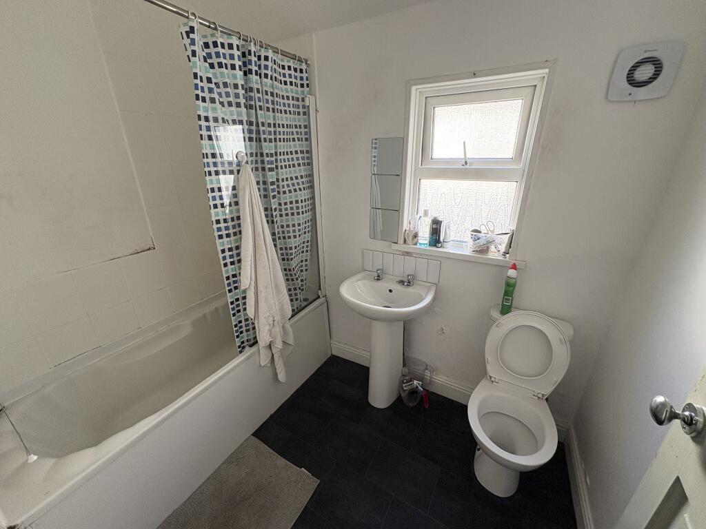 Room Porthkerry Road in Barry