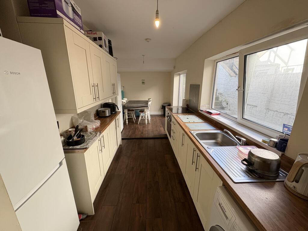 Room Porthkerry Road in Barry