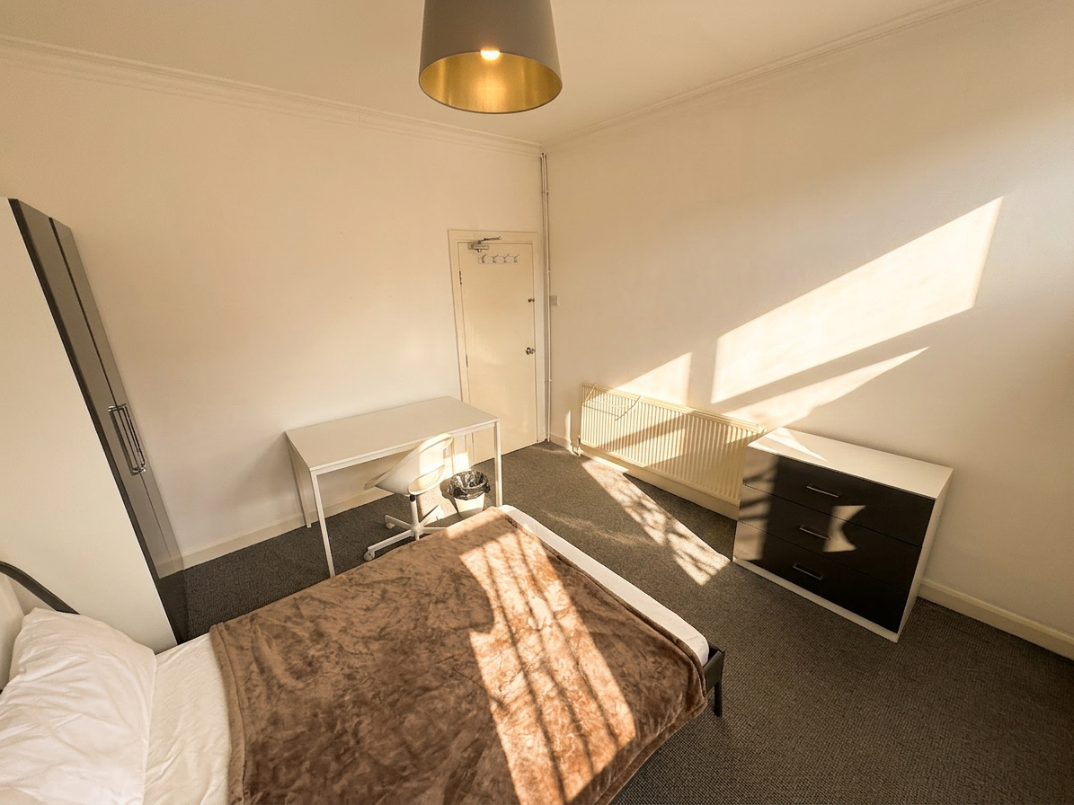 Room Ednaston Road in Nottingham