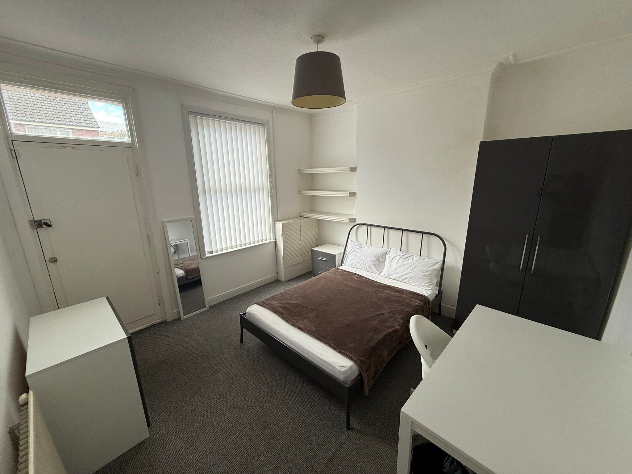 Room Ednaston Road in Nottingham