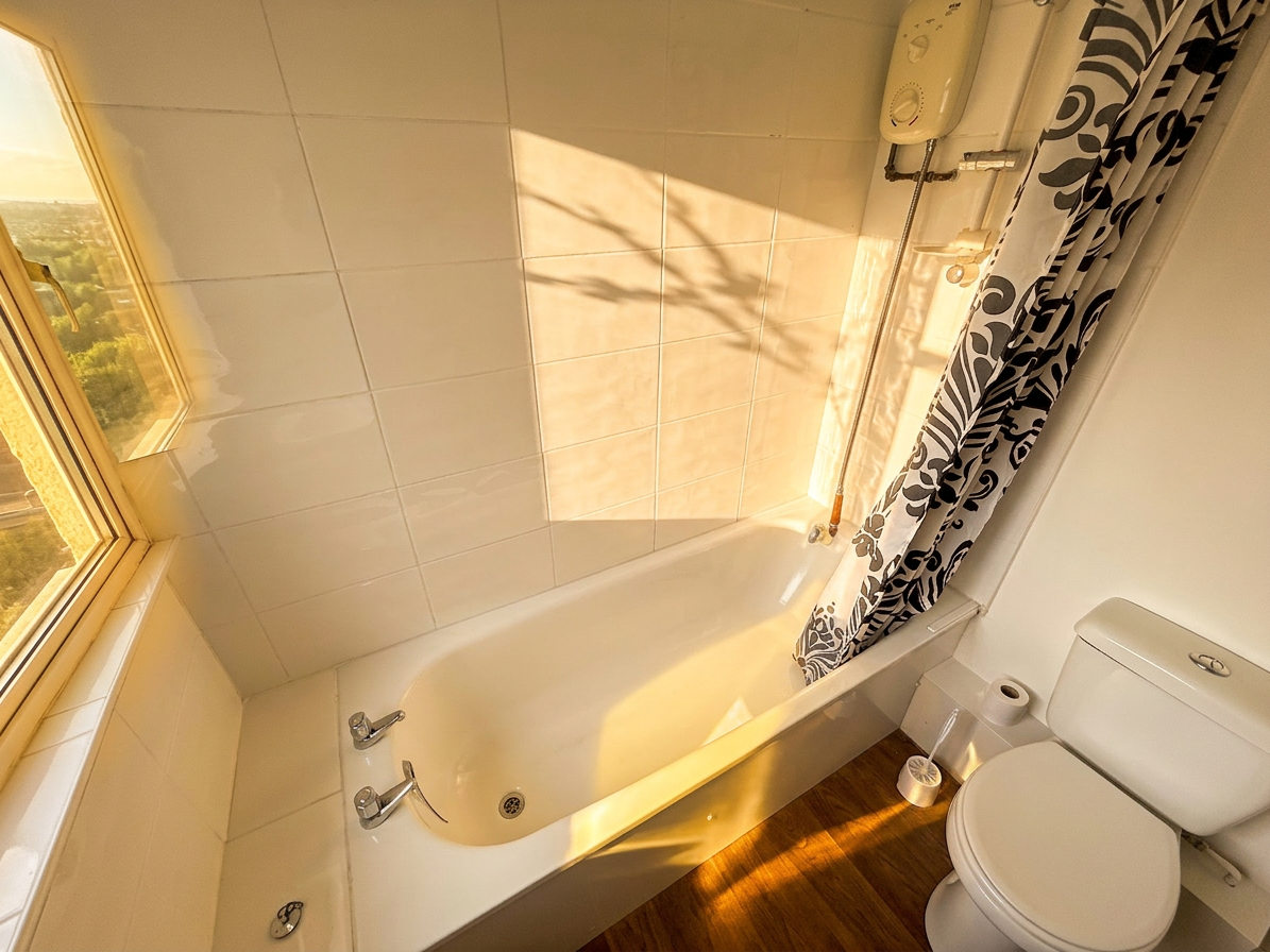 Room Ednaston Road in Nottingham