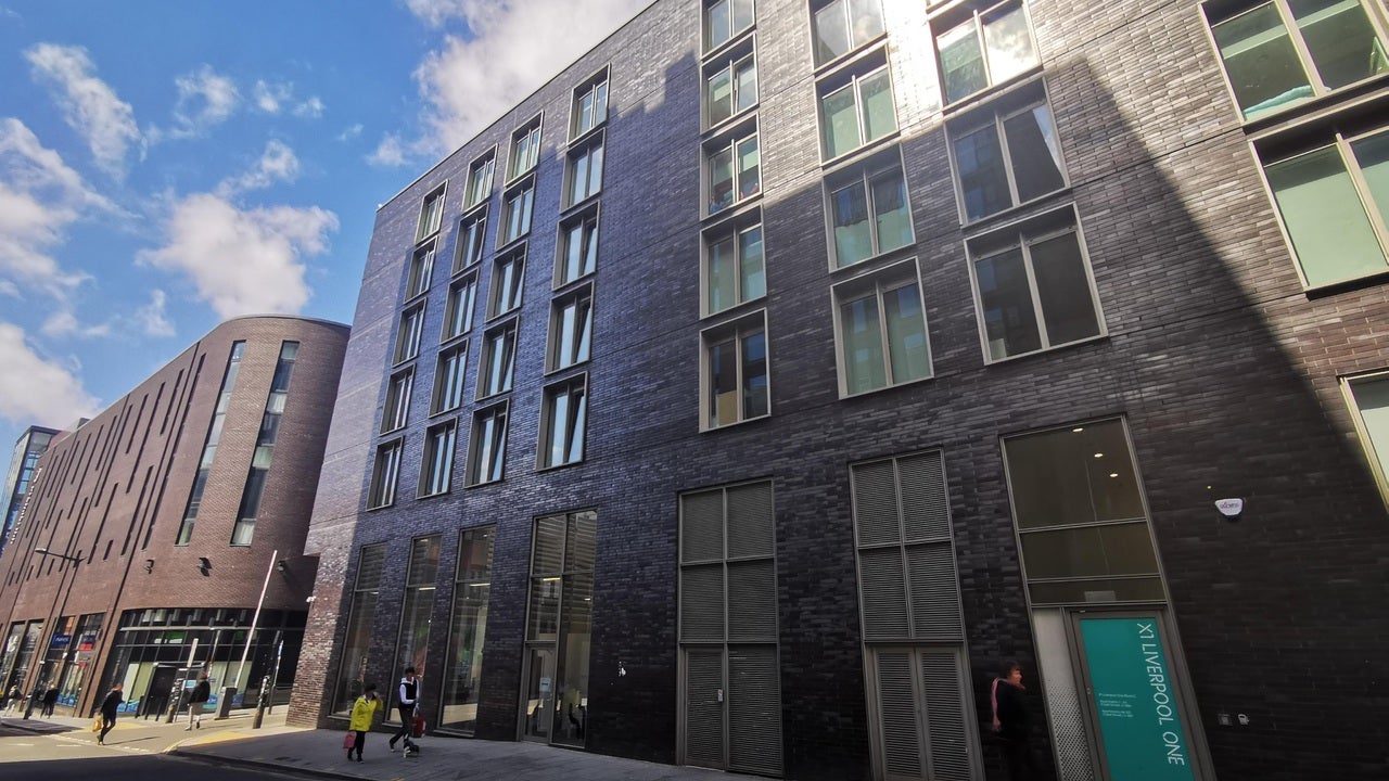 Flat Commerce Way in Liverpool