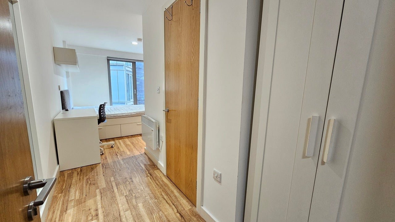 Flat Commerce Way in Liverpool