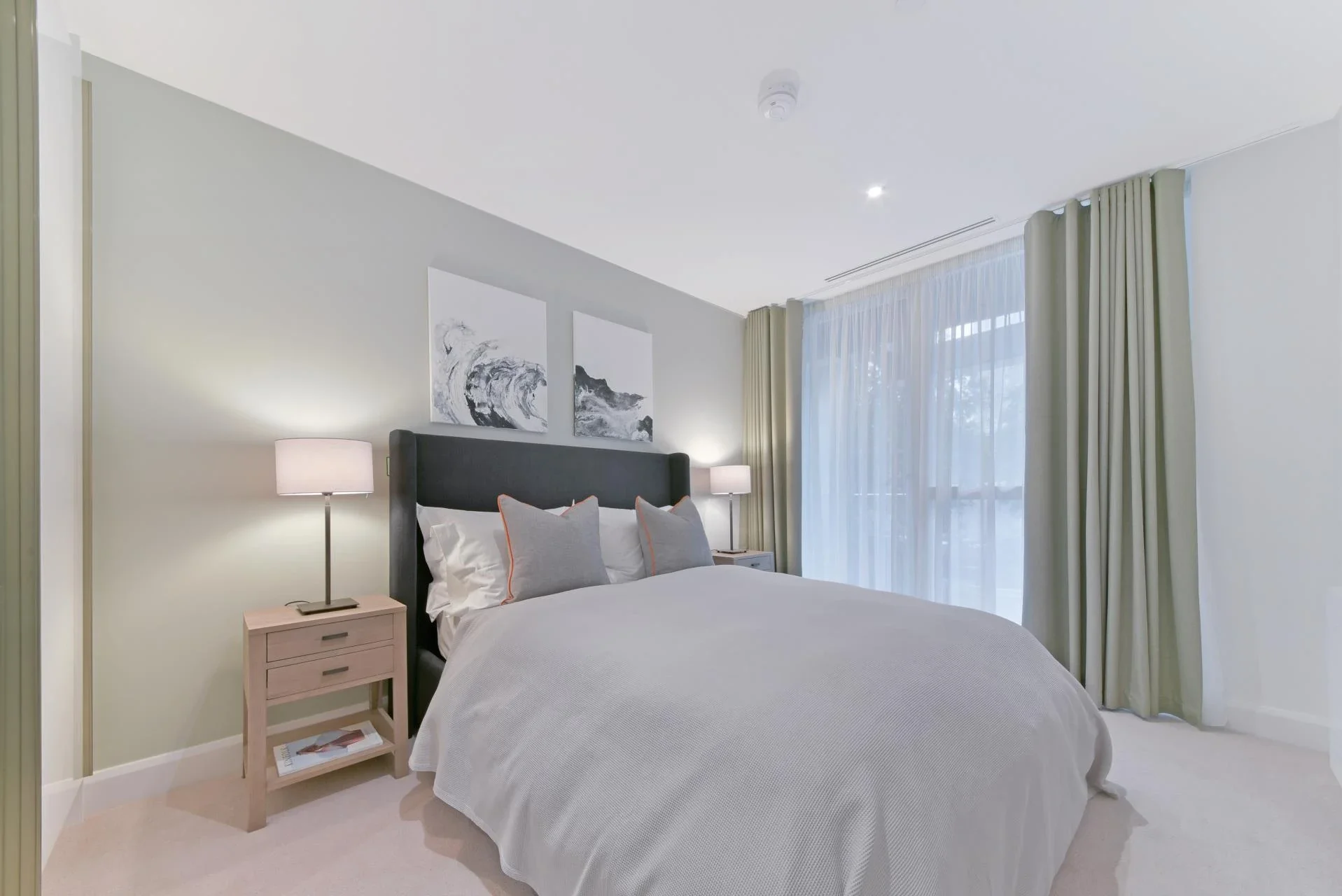 Flat Harbour Way in Greater London