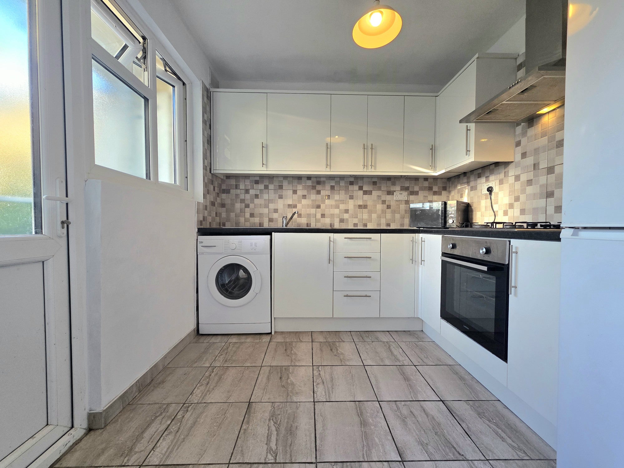 Flat Oswyth Road in Greater London