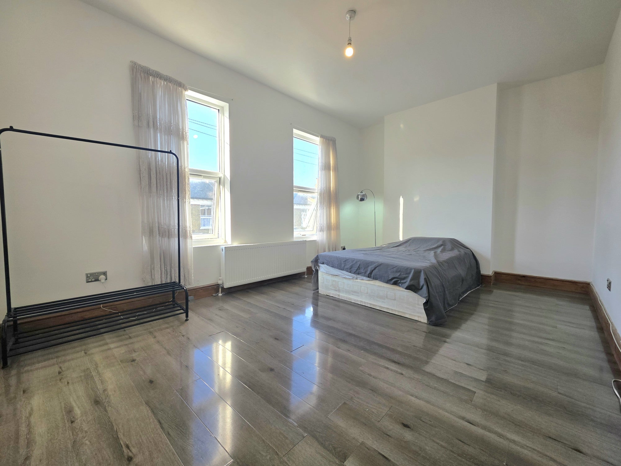 Flat Oswyth Road in Greater London