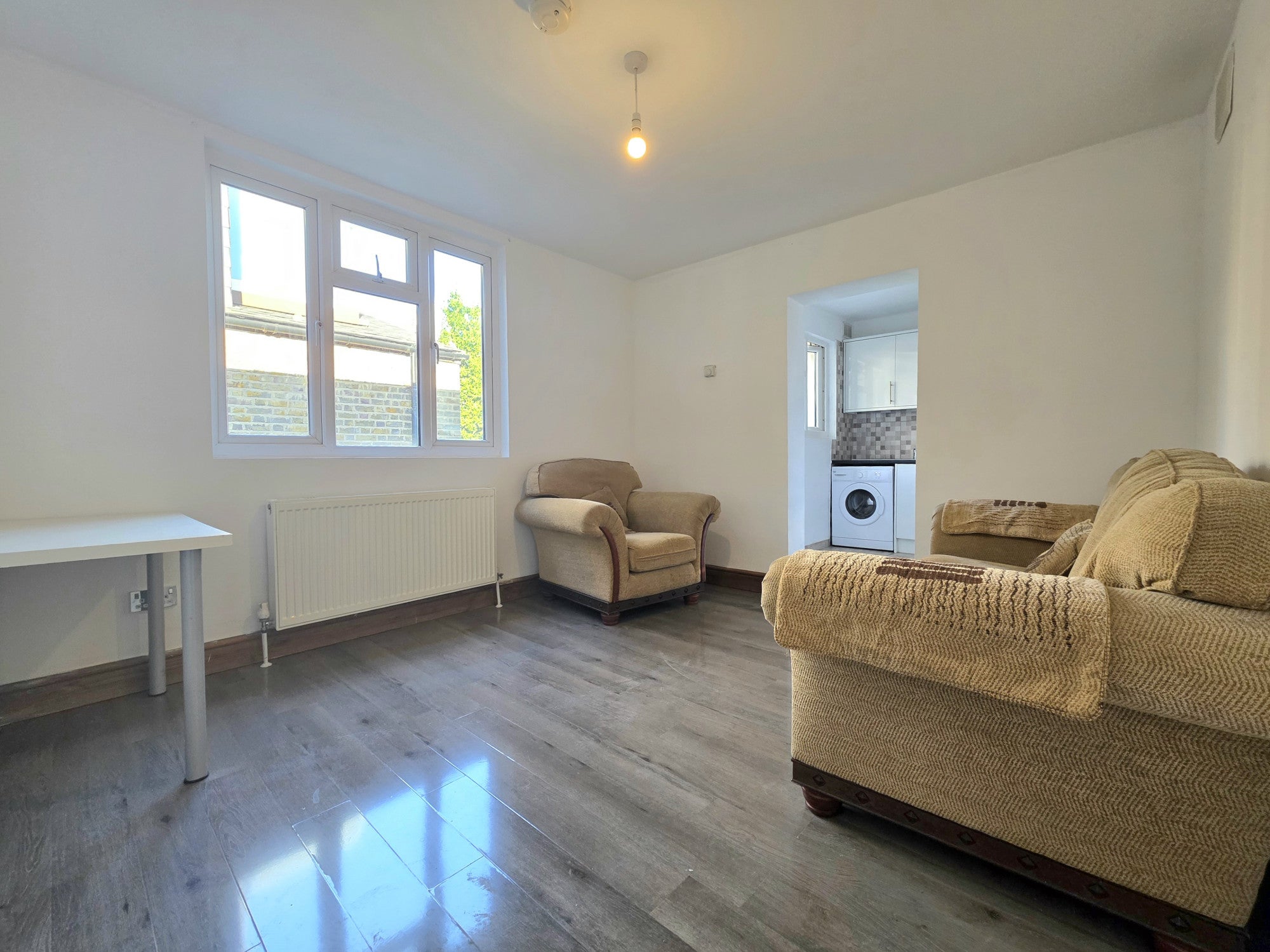 Flat Oswyth Road in Greater London