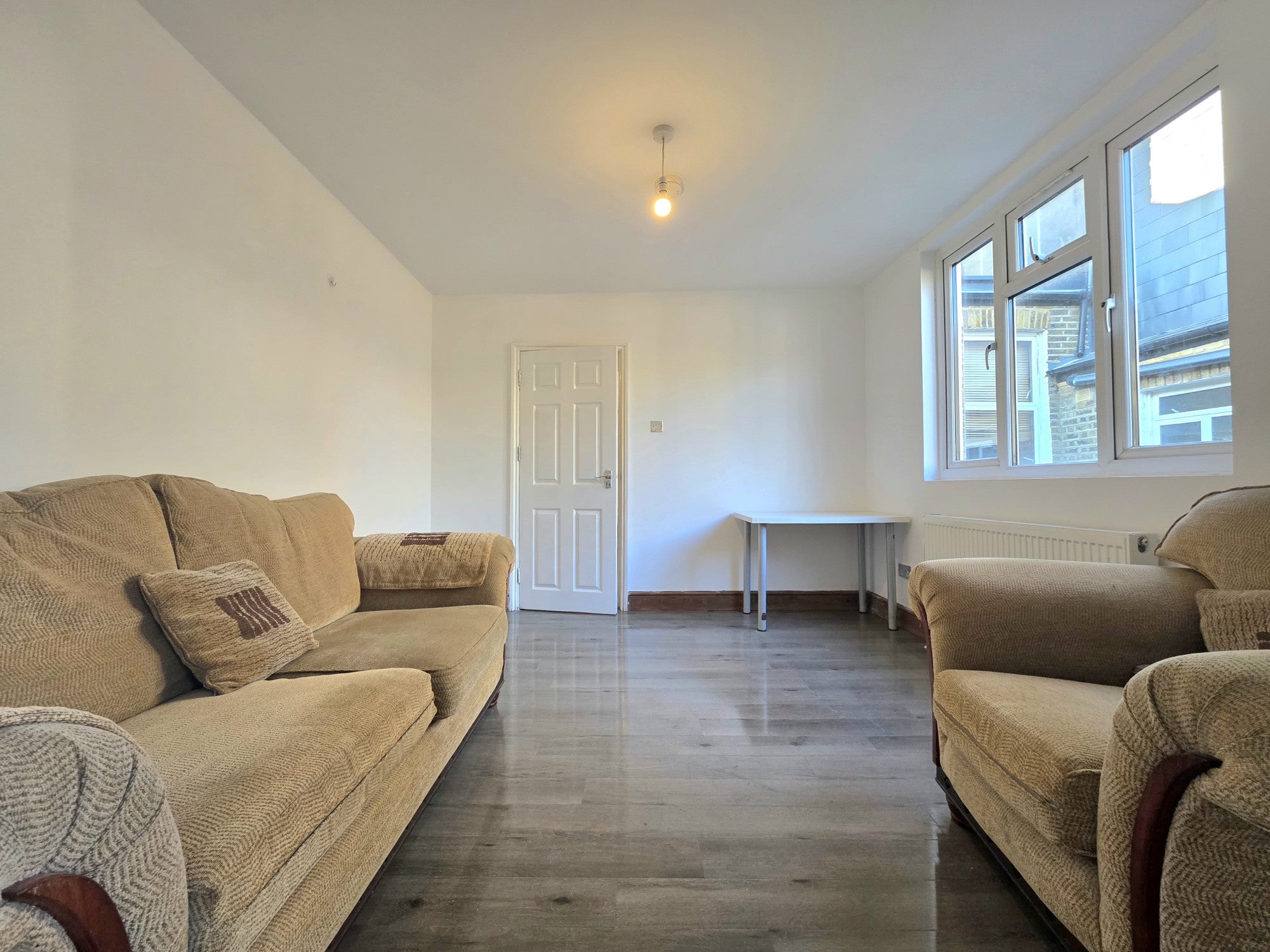 Flat Oswyth Road in Greater London