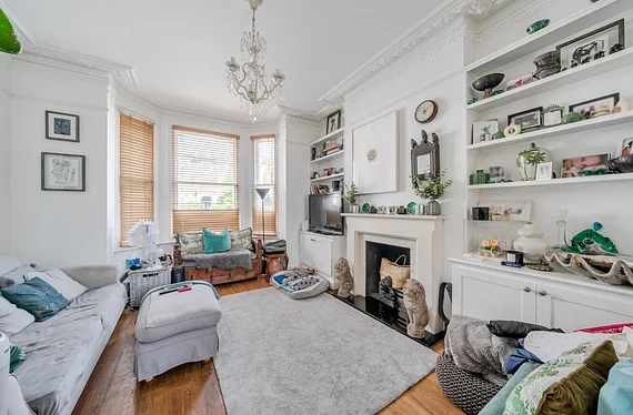 Flat Broomwood Road in Greater London