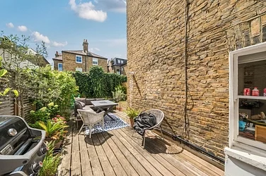 Flat Broomwood Road in Greater London